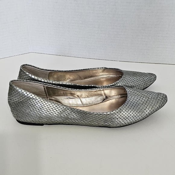 STEVE Madden Silver Snakeskin Ibiza Flats - Picture 2 of 8
